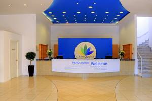 Empfangsbereich des LABRANDA Marine Aquapark Hotels mit Logo und Willkommenstext auf Blau.