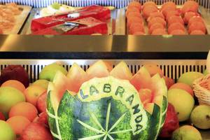 Wassermelonen-Buffet im LABRANDA Marine Aquapark Hotel mit verschiedenen Früchten im Hintergrund.