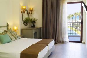 Doppelzimmer mit Balkon und Meerblick im Almyrida Beach Hotel.