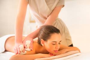 Eine Frau genießt eine Massage im Remisens Hotel Albatros.