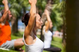 Yoga Training im Freien im Remisens Hotel Albatros, Personen praktizieren Yoga auf Rasen