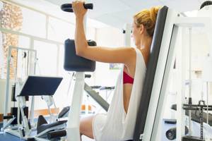 Frau trainiert im Fitnessstudio des Remisens Hotel Albatros