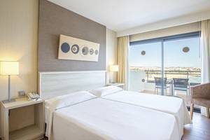 Doppelbettzimmer im Be Live Experience Lanzarote Beach Hotel mit Meerblick und Balkonmöbeln.