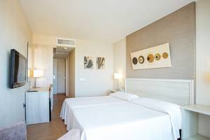 Innenansicht eines Zimmers im Be Live Experience Lanzarote Beach Hotel mit zwei Betten und modernen Möbeln.