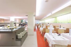 Innenansicht des Restaurants des Be Live Experience Lanzarote Beach Hotels mit Buffet und gedeckten Tischen.