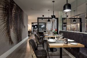 Innenansicht des Restaurants im Be Live Experience Lanzarote Beach Hotel mit gemusterten Wänden und modernen Möbeln.