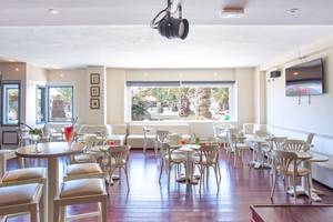 Innenbereich des Be Live Experience Lanzarote Beach Hotels mit weißen Möbeln und Holzboden.