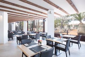 Innenansicht des Restaurants im Be Live Experience Lanzarote Beach Hotel mit Tischen und Stühlen.