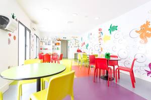Kinderzimmer im Be Live Experience Lanzarote Beach Hotel mit bunten Möbeln und Meerestier-Wandgestaltung.