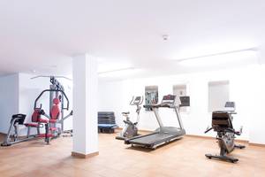 Fitnessraum im Be Live Experience Lanzarote Beach Hotel mit verschiedenen Geräten.