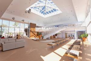 Lobby des Be Live Experience Lanzarote Beach Hotels mit Sitzgelegenheiten und Glasdach