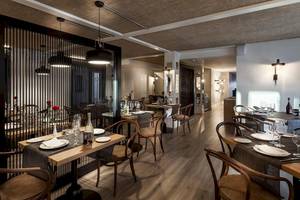 Innenansicht des Restaurants des Be Live Experience Lanzarote Beach Hotels mit gedeckten Tischen und Stühlen.