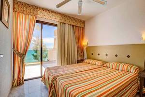 Doppelbett mit Meerblick im SBH Taro Beach Hotelzimmer.