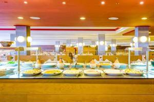 Buffet im SBH Taro Beach Hotel mit verschiedenen Gerichten und Dekoration.