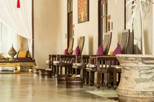 Massage-Raum im Khao Lak Laguna Resort mit braunen Stühlen und Kissen