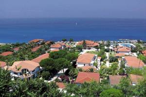 Luftaufnahme des Villaggio Torre Ruffa Robinson Hotels mit Blick auf das Meer und die umliegende Landschaft.