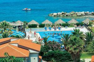 Luftaufnahme des Poolbereichs im Villaggio Torre Ruffa Robinson Hotel mit vielen Gästen und Palmen.