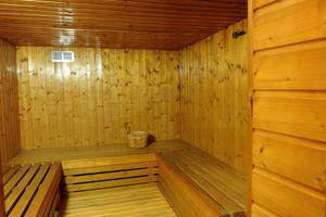 Saunaraum im Olympic Palace Resort mit Holzwänden und Bänken.
