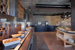 Buffetbereich im Olympic Palace Resort mit vielen Gerichten und Holzboden.