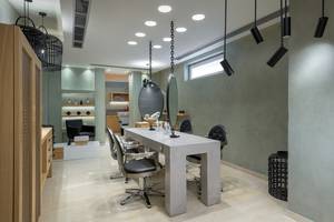 Friseursalon im Olympic Palace Resort mit langem Tisch und Stühlen.