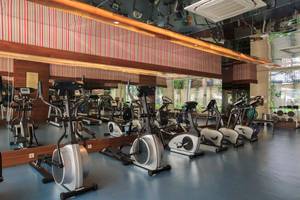 Fitnesscenter im Side Crown Palace Hotel mit vielen Cardiogeräten vor einem großen Spiegel