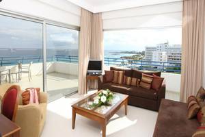 Aussicht vom Balkon des Vrissiana Beach Hotels mit Meer und Gebäuden
