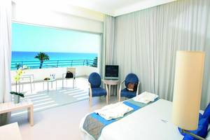 Vrissiana Beach Hotel Zimmer mit Meerblick, Bett, Stühle und Fernseher