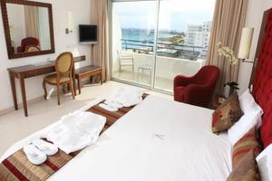 Hotelzimmer im Vrissiana Beach Hotel mit Meerblick und Balkon.
