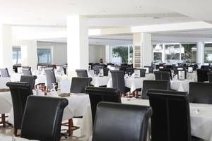 Restaurant des Vrissiana Beach Hotels mit vielen Tischen und Stühlen