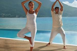Yoga am Pool im Hilton Seychelles Northolme Resort & Spa