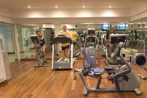 Fitness Center im Occidental Eden Beruwala mit mehreren Personen auf Laufbändern.