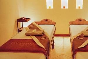 Zwei Massageliegen im Spa-Bereich des Occidental Eden Beruwala Hotels.