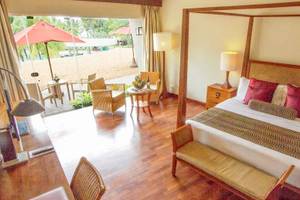 Ein modernes Hotelzimmer im Occidental Eden Beruwala mit offenem Ausblick auf den Strand.