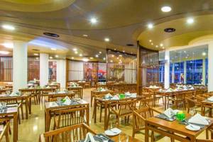 Innenansicht des Restaurants im Occidental Eden Beruwala Hotel mit gedeckten Tischen und Stühlen.
