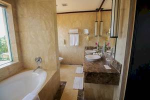 Badezimmer des Occidental Eden Beruwala Hotels mit Badewanne, Waschbecken und Toilette.