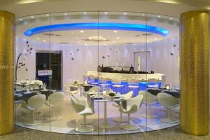 Innenbereich des mediterranean beach hotels in zypern mit einer runden form und runden tischen