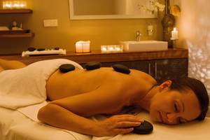 Eine Frau genießt eine Massage im Spa-Bereich des Mediterranean Beach Hotel in Zypern.