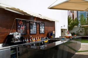 Bar-Terrasse im Tower Plaza Hotel Dubai mit Getränken und Menütafeln