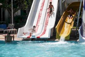 Kinder rutschen auf Wasserrutschen im El Mouradi Hammamet Hotel.