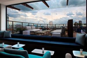 Aussicht von der Dachterrasse des H10 London Waterloo Hotels mit Blick auf die Skyline und das Riesenrad.