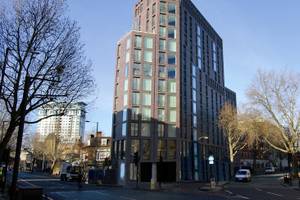 Das H10 London Waterloo Hotel mit vielen Fenstern und einer hohen Anzahl Stockwerke.