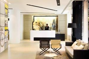 Empfangsbereich des H10 London Waterloo Hotels mit Rezeption, Möbeln und einem großen Gemälde