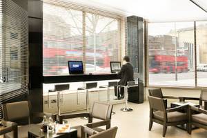 Lobby des H10 London Waterloo Hotels mit einem Geschäftsmann an der Bar