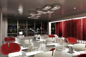 Inneneinrichtung des H10 London Waterloo Hotels mit roten und weißen Möbeln und großen Fenstern.