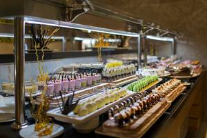 Buffet mit verschiedenen Desserts im Hotelrestaurant des Aska Lara Resort & Spa.