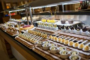 Dessertbuffet im Aska Lara Resort & Spa mit verschiedenen süßen Gerichten und Getränken.