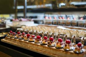 Süßigkeiten-Buffet im Aska Lara Resort & Spa mit verschiedenen Desserts und Gebäck.