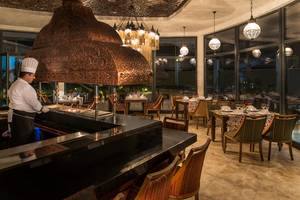 Restaurant im Aska Lara Resort & Spa mit Chefkoch am Grill