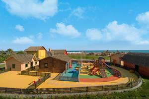 Außenansicht des Kinderspielplatzes im Aska Lara Resort & Spa mit bunten Spielgeräten und Hütten.