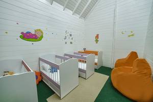 Kinderzimmer mit Babybetten und Sesseln im Aska Lara Resort & Spa